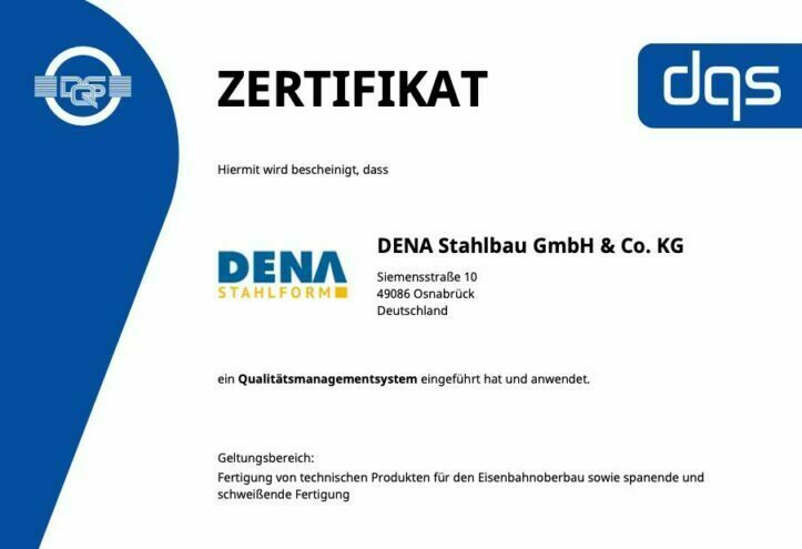 Ausschnitt eines Zertifikats der DQS, mit der Bescheinigung, dass die DENA Stahlbau GmbH & Co. KG ein Qualitätsmanagementsystem anwendet.
