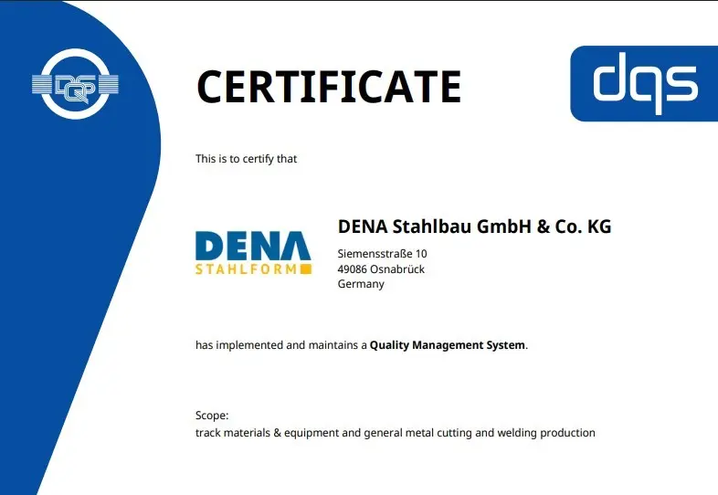 Ausschnitt eines Zertifikats der DQS, mit der Bescheinigung, dass die DENA Stahlbau GmbH & Co. KG ein Qualitätsmanagementsystem anwendet.